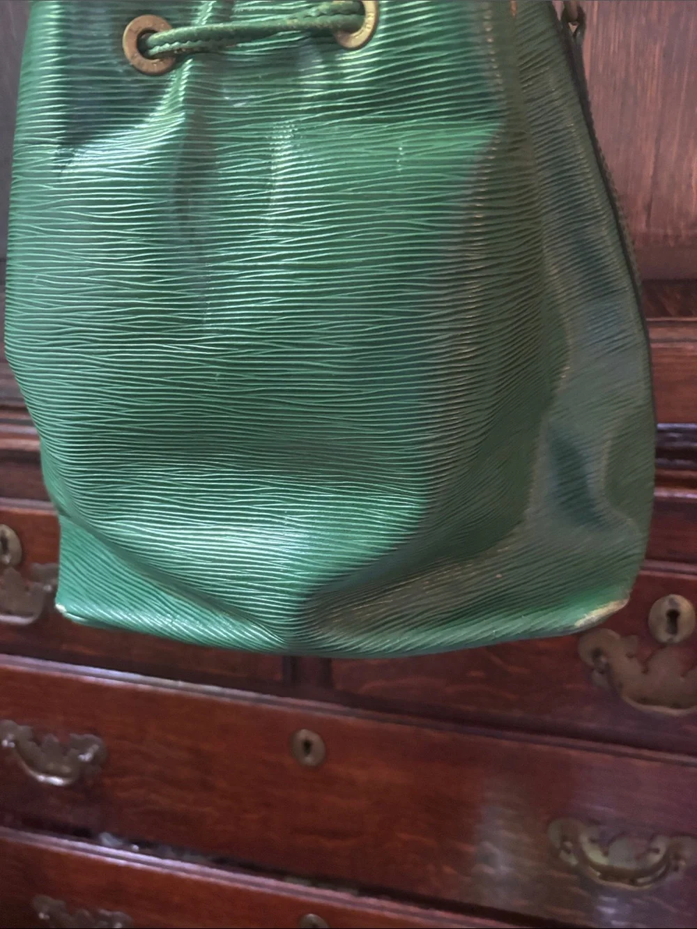 LV Epi Noe green Textured Drawstring Shoulder Bucket Bag - Picture 8 of 9
